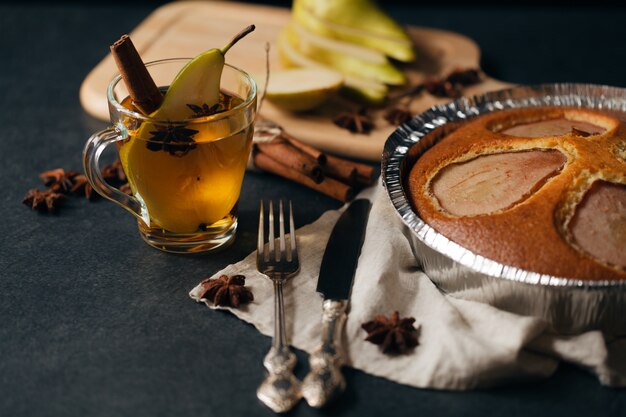 pastel de pera y té de frutas