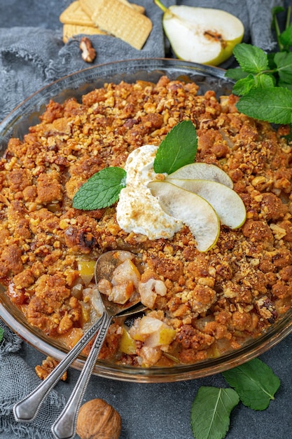 Pastel de pera de verano con migas y nueces