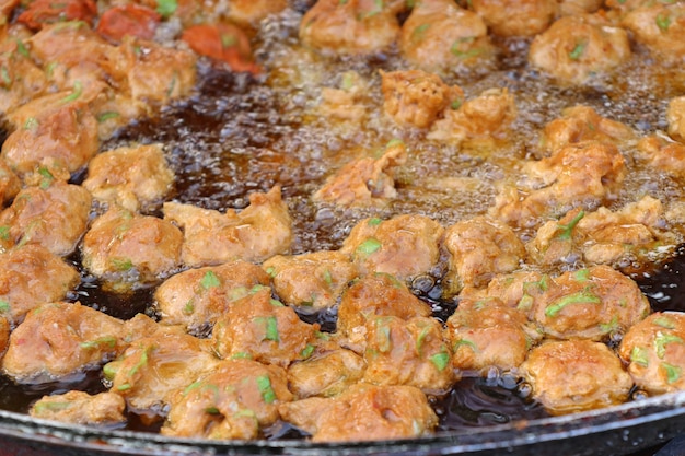 Pastel de pescado en la comida de la calle