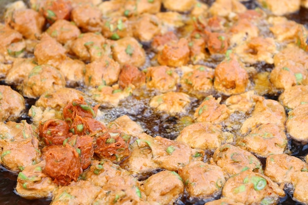 Pastel de pescado en la comida de la calle