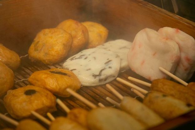 Pastel de pescado japonés en un puesto de mercado en el mercado de pescado de Nishiki en Kioto, Japón