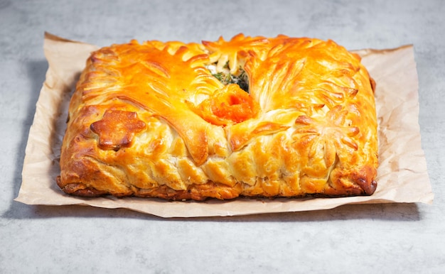 Pastel de pescado. Pastel tradicional ruso elaborado con masa de levadura, relleno de salmón.