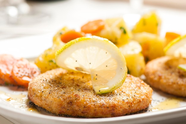 Pastel de pescado con verduras servido en un plato blanco