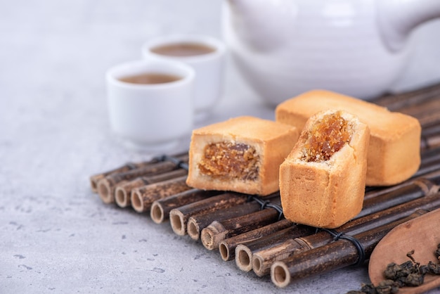 Pastel de piña pastelería taiwanesa famosa dulce deliciosa comida de postre con té primer plano diseño de espacio de copia