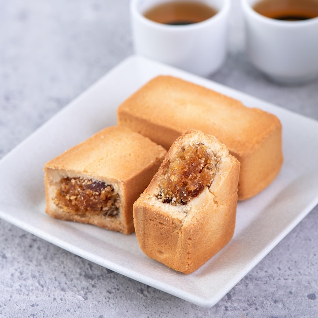 Pastel de piña pastelería taiwanesa famosa dulce deliciosa comida de postre con té primer plano diseño de espacio de copia