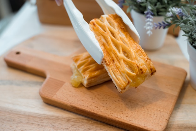 Pastel de piña en tablas de cortar