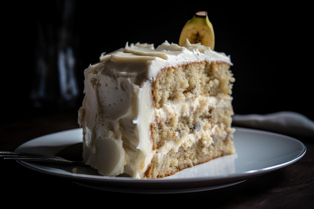 Foto pastel de plátano con una capa de glaseado de queso crema y espolvoreado con azúcar gruesa