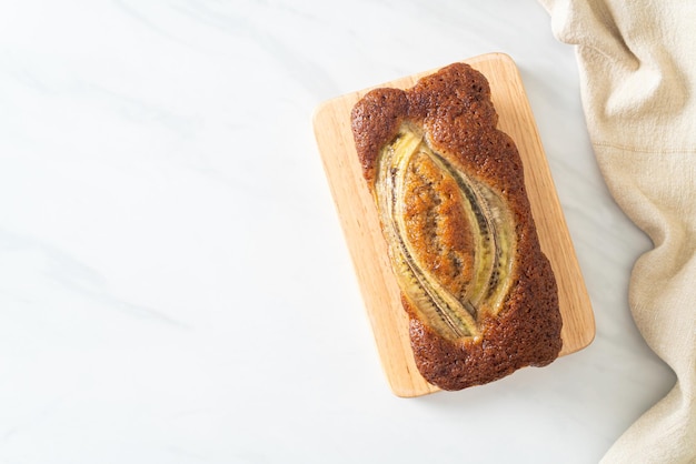 pastel de plátano casero en tablero de madera