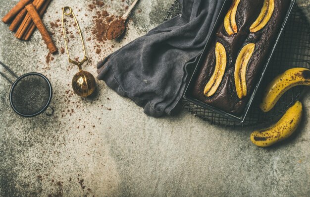 Pastel de plátano con chocolate en la vista superior de la lata para hornear espacio de copia