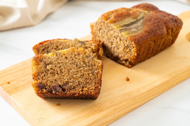 pastel de plátano cortado en tablero de madera