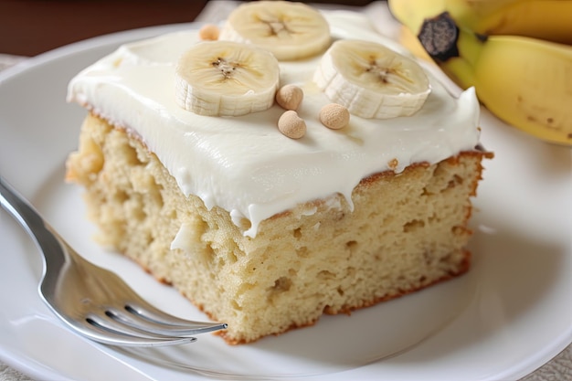 Pastel de plátano cubierto con una capa gruesa de crema de plátano y glaseado blanco