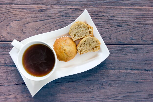 Pastel de plátano con efecto de filtro de taza de café