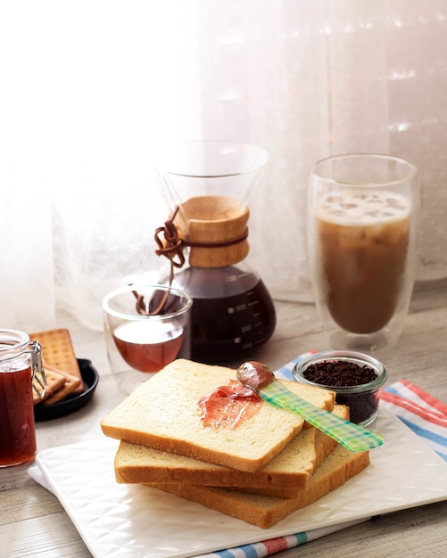 Pastel de plátano marrón con chips de chocolate y queso rallado