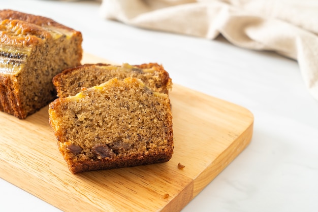 Pastel de plátano en rodajas sobre tablero de madera