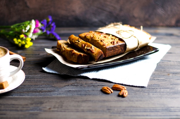 Foto pastel de plátano sabroso casero con nueces pecanas