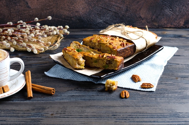 Foto pastel de plátano sabroso casero con nueces pecanas