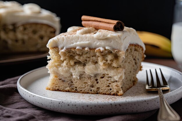 Pastel de plátano simple cubierto con glaseado de queso crema y espolvoreado con canela