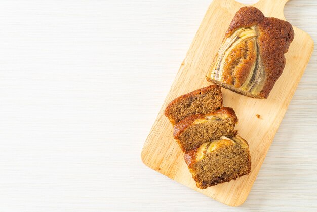 Pastel de plátano en tablero de madera