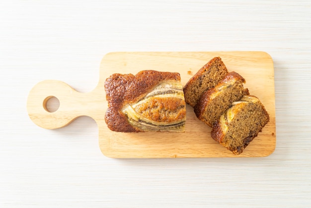 Pastel de plátano en tablero de madera