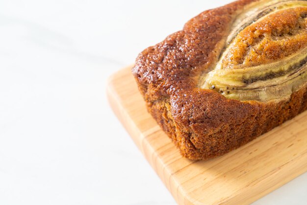 Pastel de plátano en tablero de madera