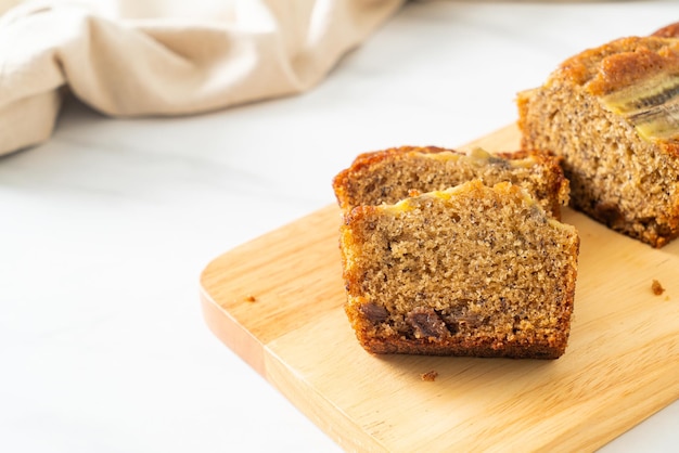 Pastel de plátano en tablero de madera