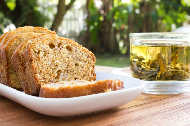 Pastel de plátano con té caliente