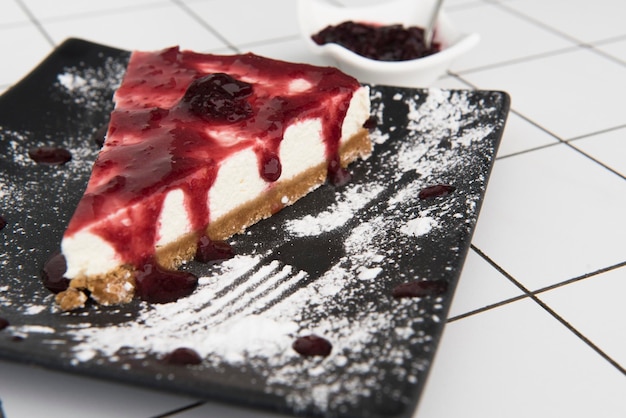 Pastel en el plato en el suelo