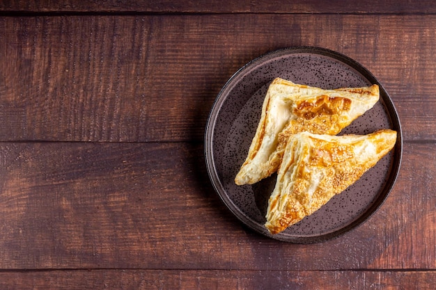 Pastel de pollo cocinado relleno de pollo