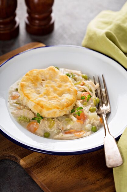 Pastel de pollo con galleta encima