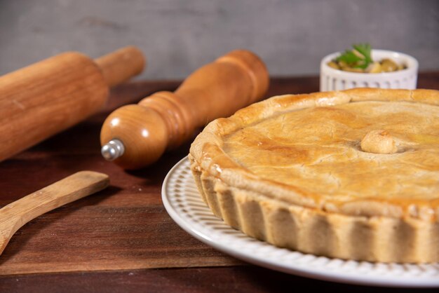 Foto pastel de pollo en una mesa de madera rústica