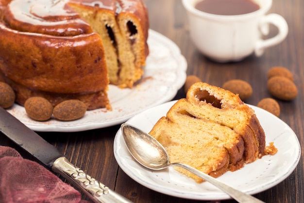 Pastel portugués Folar Algarvio con taza de café