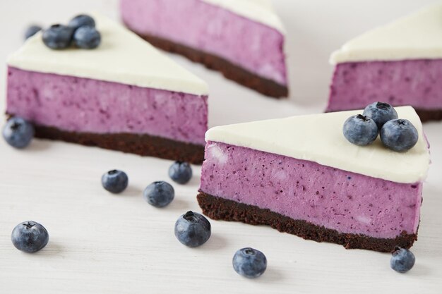 Pastel de postre con arándanos sobre un fondo blanco con arándanos