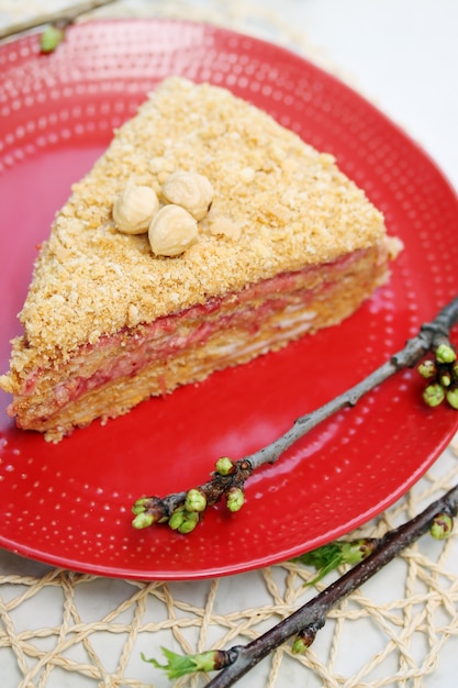 Foto pastel de primavera con mermelada de fresa