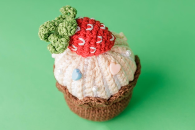 Pastel de punto con fresas sobre un fondo verde