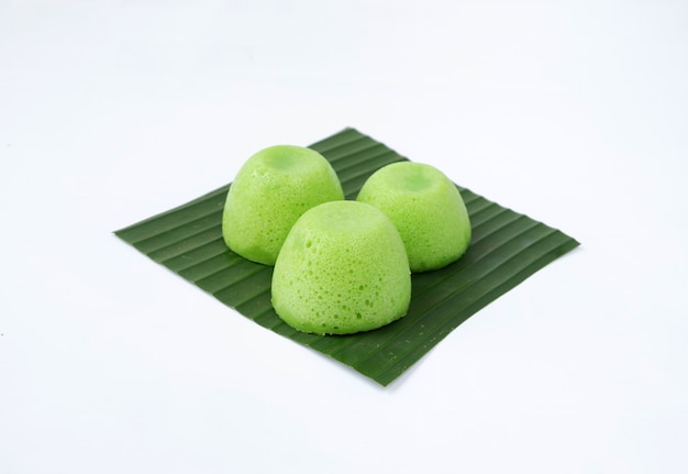 Pastel de Putu Ayu en una hoja de plátano, aislado en un fondo blanco, comida del mercado de Indonesia