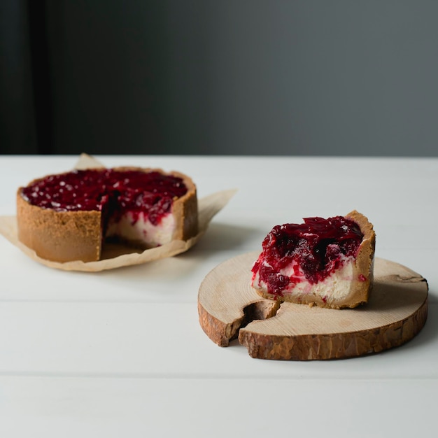 Pastel de queso con bayas en la mesa