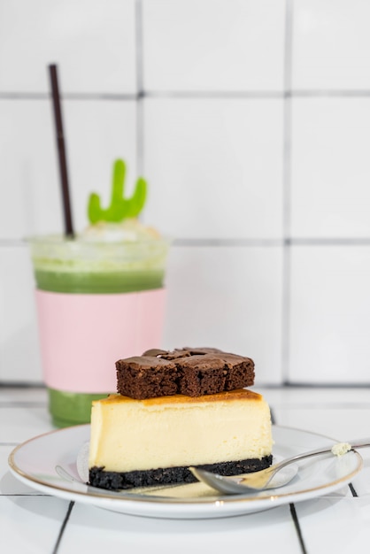 Foto pastel de queso con brownies