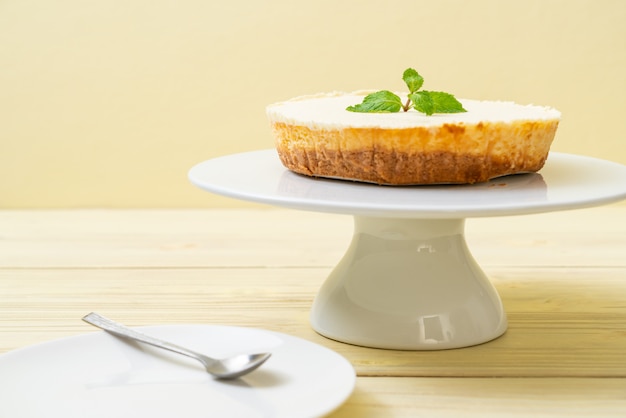 Foto pastel de queso casero con menta