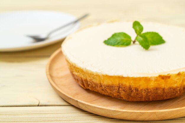 Pastel de queso casero con menta