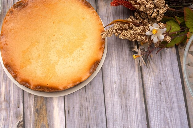 Foto pastel de queso casero en mesa de madera