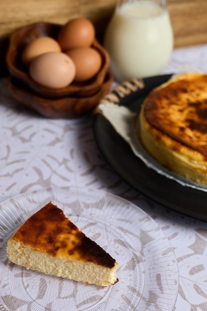 Pastel de queso cremoso sobre fondo marrón y blanco