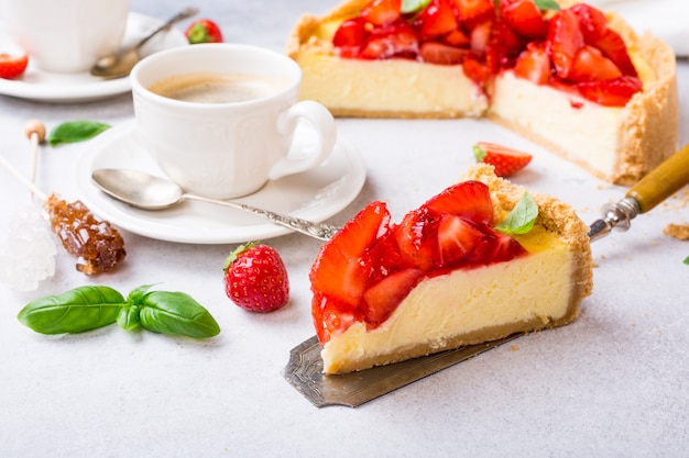 Pastel de queso y flores de fresa