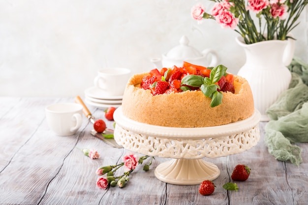 Pastel de queso y flores de fresa