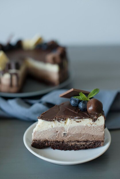 Pastel de queso para hornear con chocolate y bayas