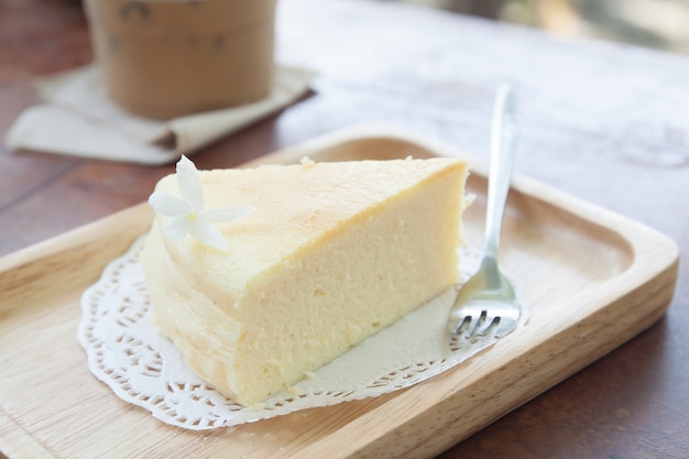 Pastel de queso japonés en plato de madera