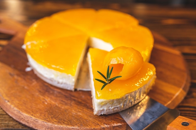 Pastel de queso de mango Fruta tropical en pastel de postre dulce con crema y queso deliciosa comida asiática lista para servir en café