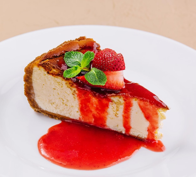 pastel de queso con mermelada de fresa en el plato