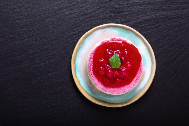 Pastel de queso de mousse de grosella roja orgánica casera de concepto de comida con espacio de copia