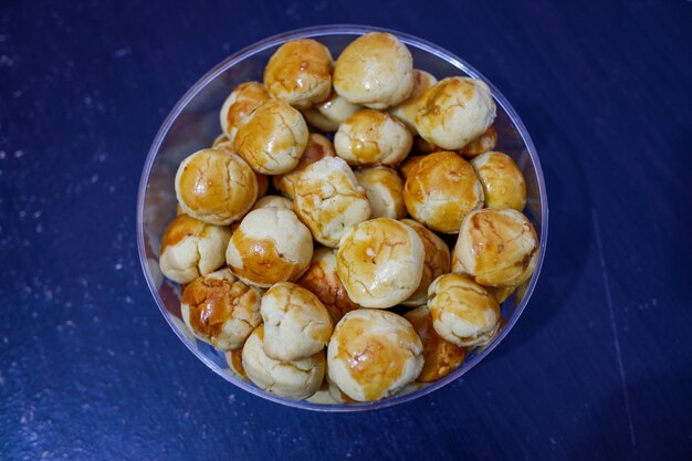 Pastel de queso y piña o nastar en un frasco un típico pastel de Eid AlFitr