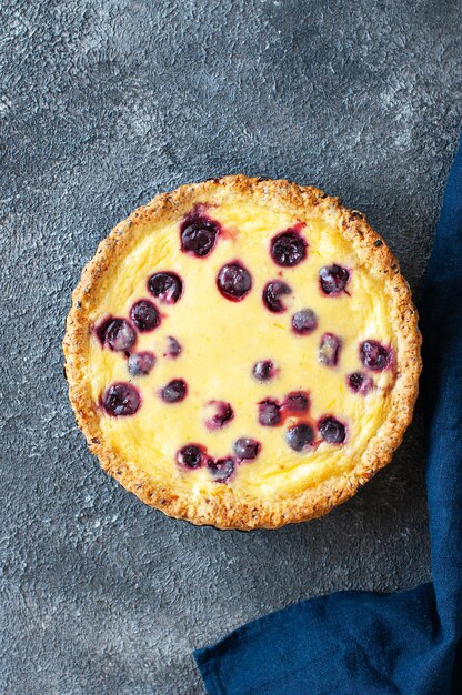 Pastel de queso ricotta casero con cerezas sobre un fondo gris Vista superior Horneado abundante